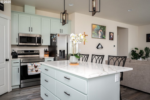 kitchen with open floor plan, appliances with stainless steel finishes, dark wood-style floors, and a center island