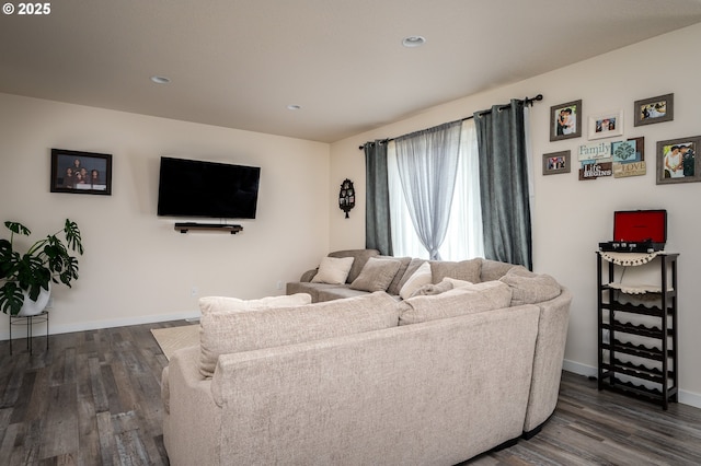 living area featuring recessed lighting, baseboards, and dark wood-style flooring