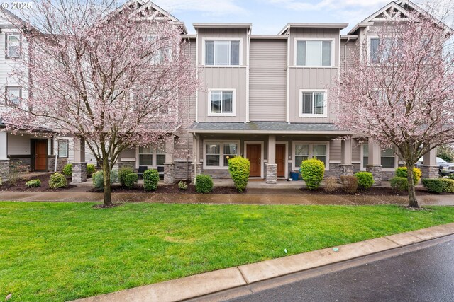 view of front of house with a front lawn