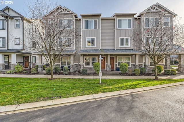 view of front of house featuring a front lawn