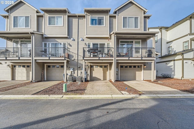 townhome / multi-family property featuring cooling unit