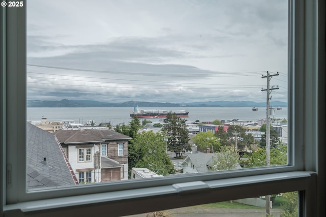 640 8th St, Astoria, OR 97103 - water view featuring a mountain view