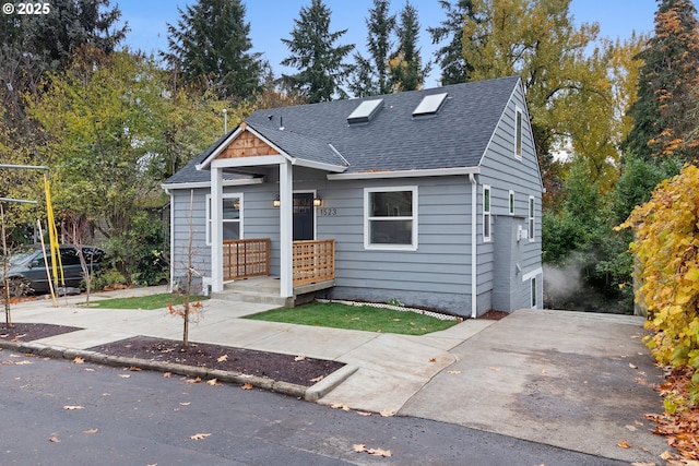 view of front of house featuring a shingled roof