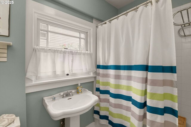 224 NE 44th Ave, Portland, OR 97213 - bathroom featuring a shower with curtain and a sink