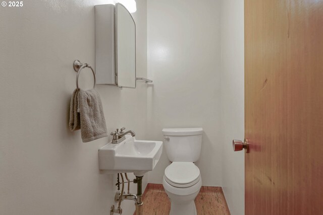 1245 Hillendale Dr, Salem, OR 97302 - bathroom with toilet, a sink, and baseboards