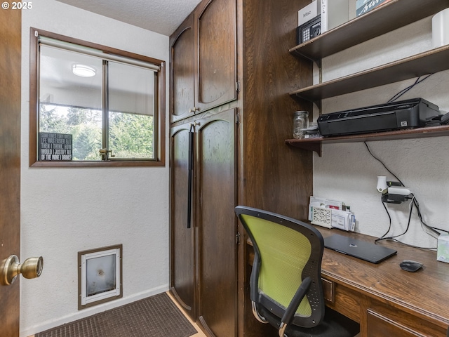 office area featuring baseboards
