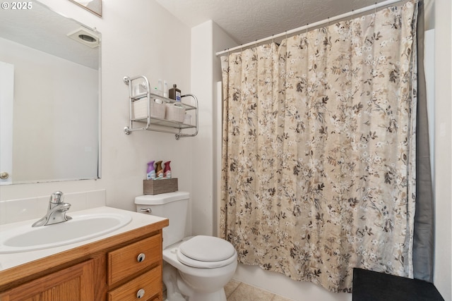 full bath featuring a textured ceiling, curtained shower, vanity, and toilet