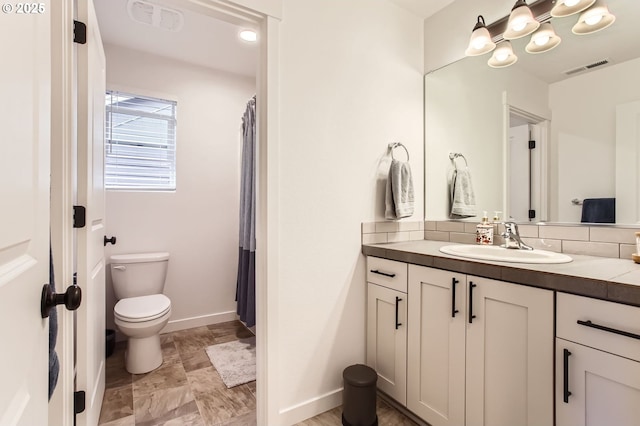 1319 S 29th Blvd, Cornelius, OR 97113 - full bath featuring toilet, vanity, baseboards, and curtained shower