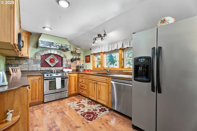 25465 S Beavercreek Rd, Beavercreek, OR 97004 - kitchen with stainless steel appliances, range hood, vaulted ceiling, a sink, and tasteful backsplash