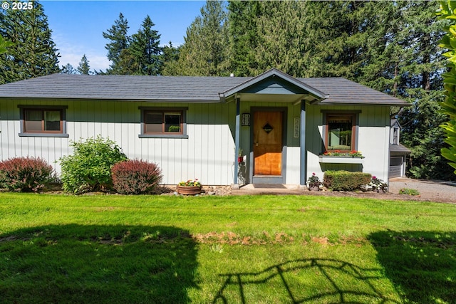 25465 S Beavercreek Rd, Beavercreek, OR 97004 - view of front facade with a front yard and a garage