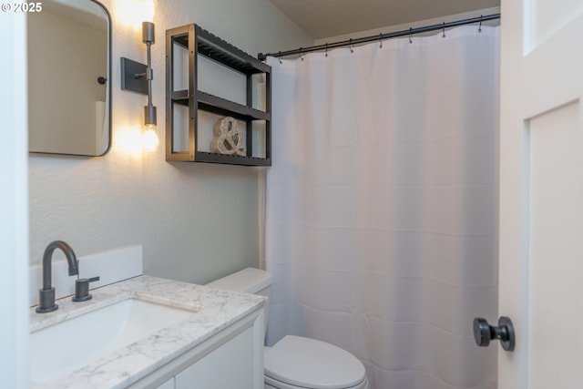 full bathroom featuring curtained shower, toilet, and vanity