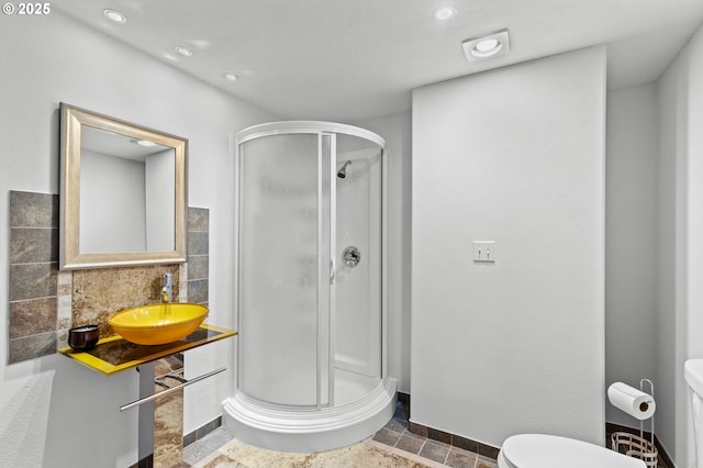 1000 S King St, Seaside, OR 97138 - bathroom with a sink, toilet, a stall shower, backsplash, and recessed lighting
