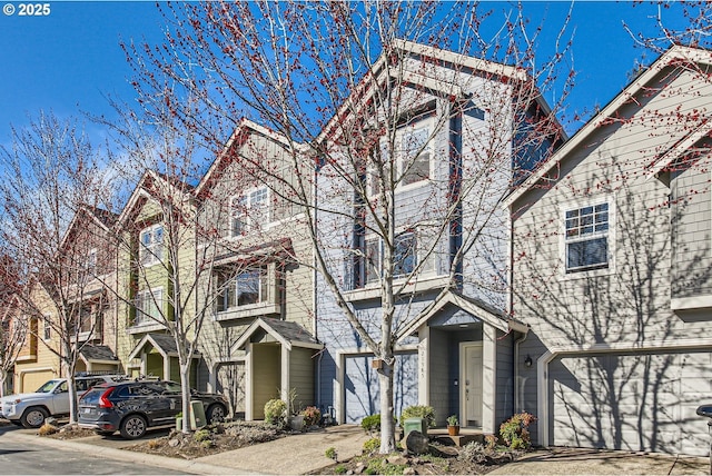 view of front facade featuring driveway