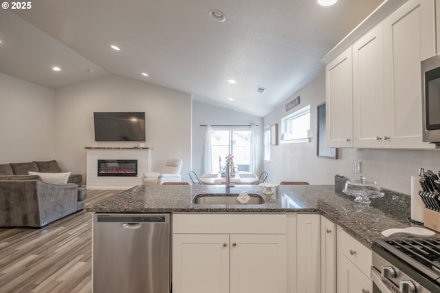 414 SE Ray St, Dallas, OR 97338 - kitchen with a peninsula, lofted ceiling, a sink, light wood finished floors, and appliances with stainless steel finishes