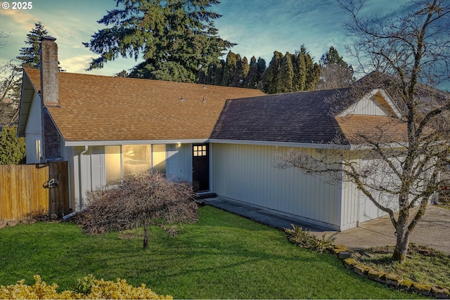 view of front of property featuring a lawn