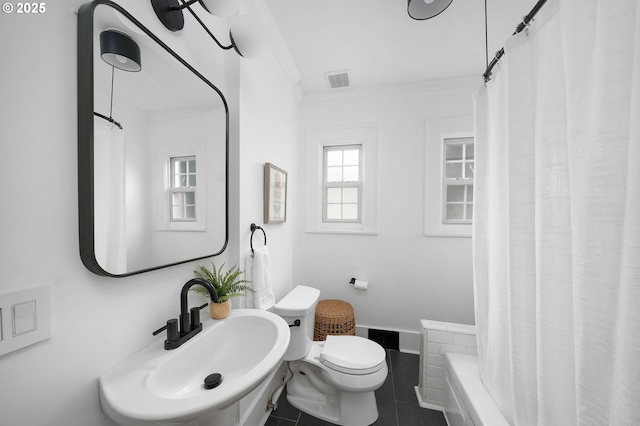 3321 NE 13th Ave, Portland, OR 97212 - full bathroom with a sink, toilet, shower / bath combo with shower curtain, crown molding, and tile patterned floors