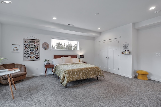 carpeted bedroom featuring baseboards, visible vents, a closet, and recessed lighting