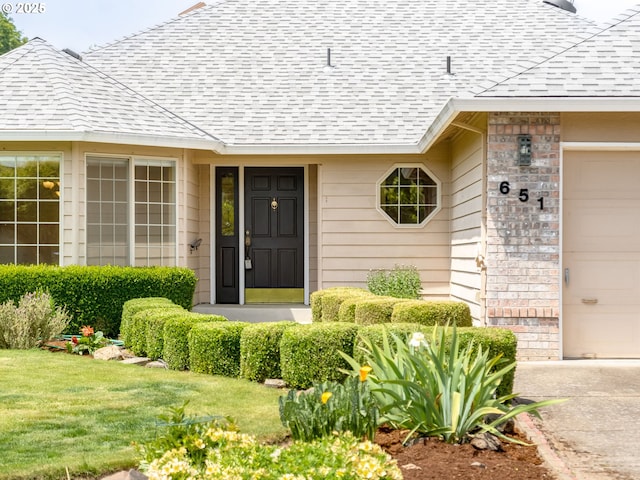 651 SW Westview Dr, Mcminnville, OR 97128 - entrance to property with a shingled roof, a garage, and a yard
