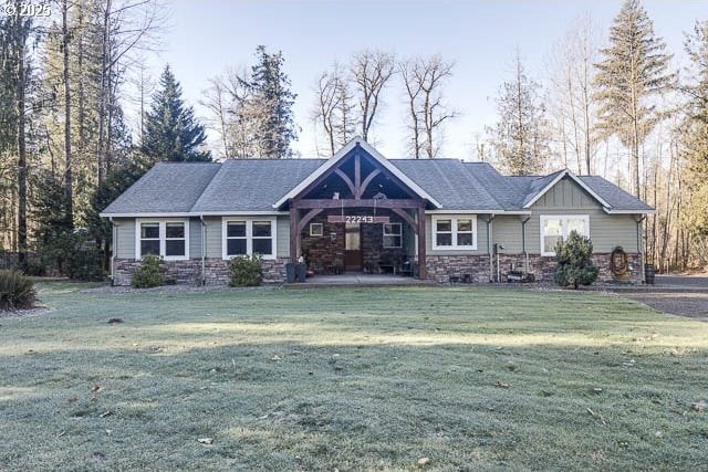 craftsman inspired home featuring a front lawn