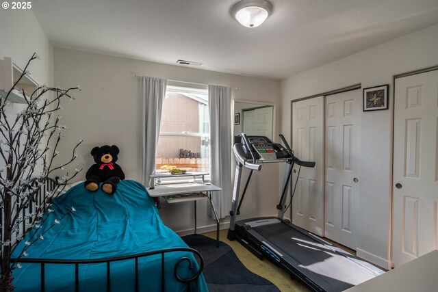 workout room featuring visible vents and baseboards