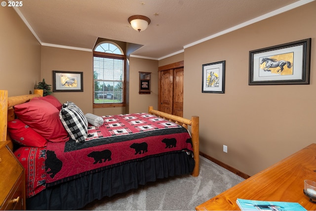 6419 NE Juniper Ridge Rd, Redmond, OR 97756 - bedroom with carpet floors, crown molding, a closet, and baseboards