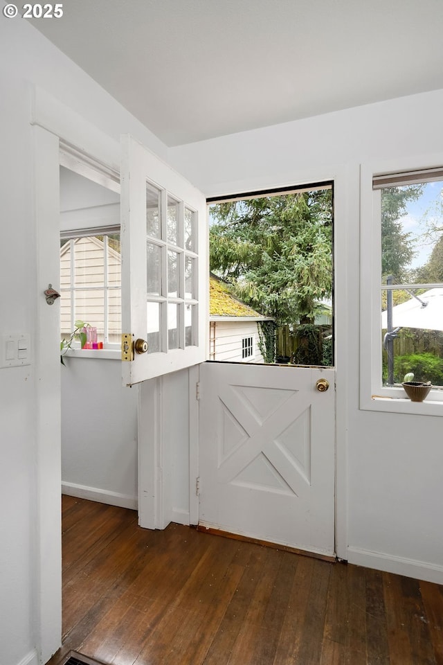 4541 NE 36th Ave, Portland, OR 97211 - entryway featuring dark wood-style floors and baseboards