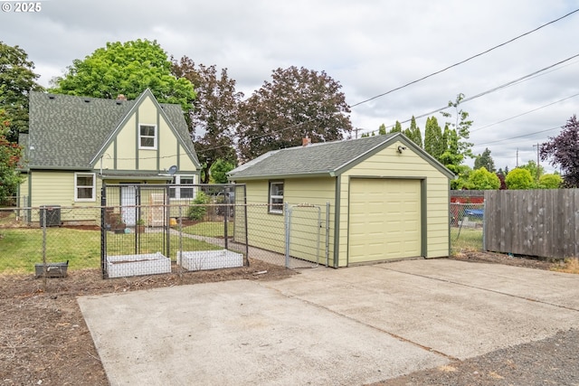 1180 16th St NE, Salem, OR 97301 - detached garage featuring concrete driveway