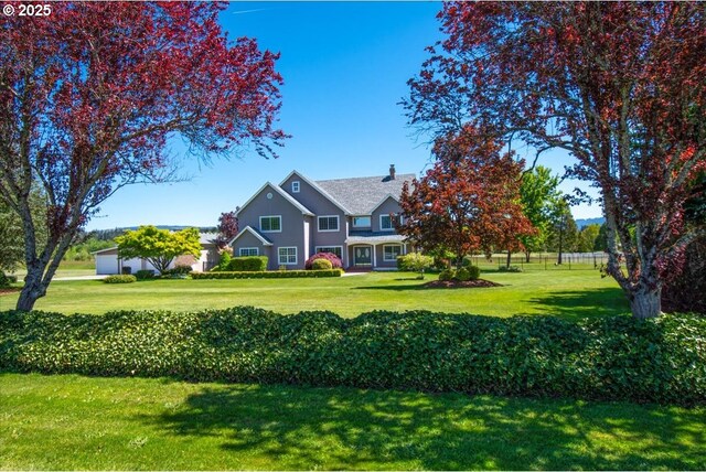 view of front of house featuring a front lawn