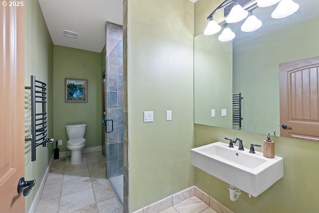 full bathroom featuring toilet, a stall shower, a sink, baseboards, and a chandelier
