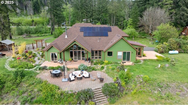 view of front of house featuring a front lawn, a mountain view, and roof with shingles