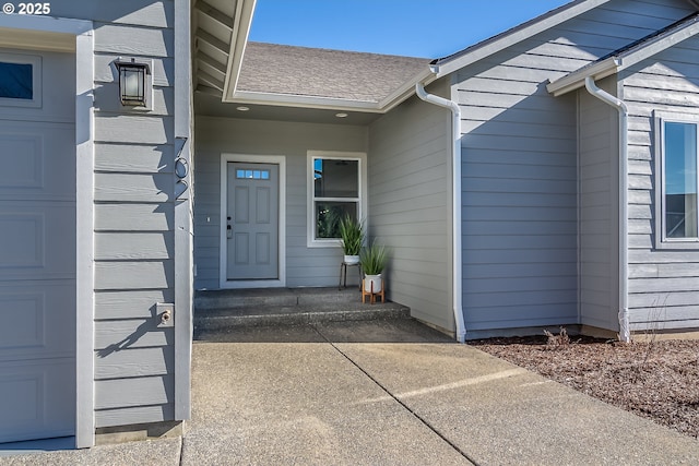 property entrance featuring a shingled roof