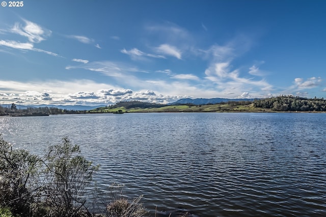 water view with a mountain view