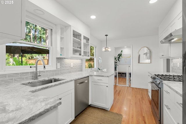 630 9th St, Lake Oswego, OR 97034 - kitchen with stainless steel appliances, under cabinet range hood, white cabinetry, backsplash, and recessed lighting