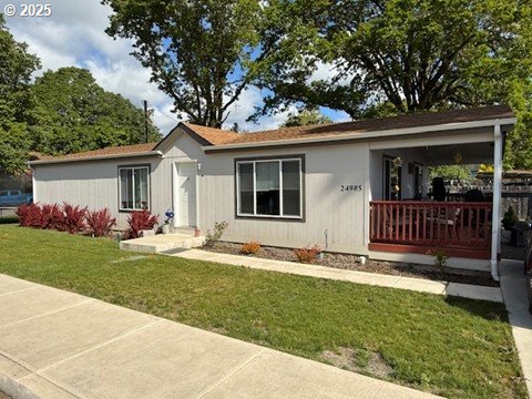24985 Hunter Ave, Veneta, OR 97487 - ranch-style house with a front yard