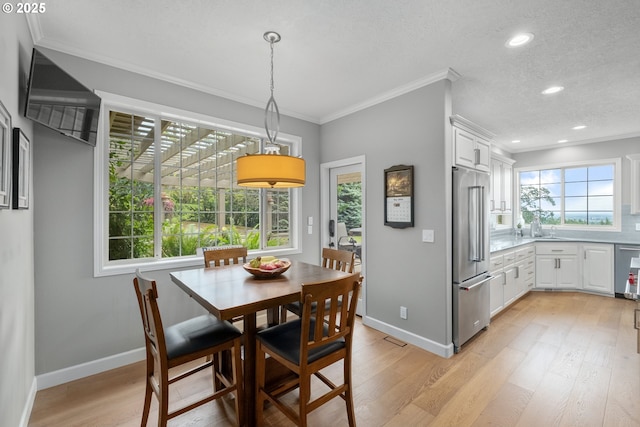 6600 NW Burgundy Dr, Corvallis, OR 97330 - dining room with ornamental molding, light wood finished floors, recessed lighting, and baseboards