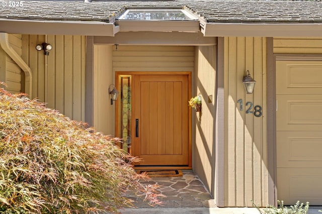 128 Del Prado St, Lake Oswego, OR 97035 - property entrance featuring a shingled roof