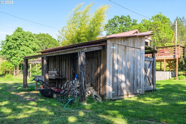 view of outdoor structure featuring an outbuilding