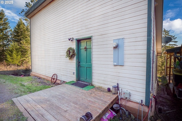 property entrance featuring a wooden deck