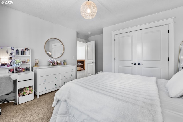 bedroom featuring carpet flooring and a closet