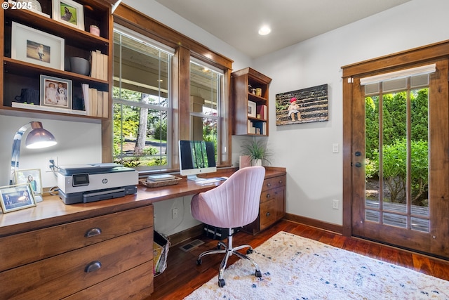 office space with built in desk, dark wood-type flooring, baseboards, and recessed lighting