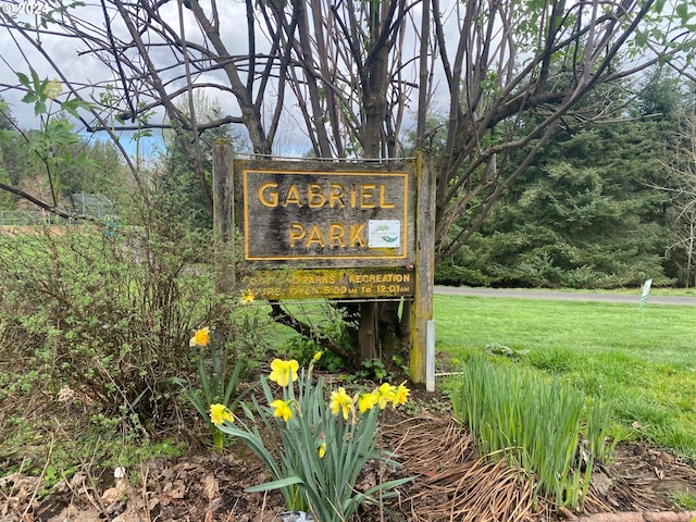 community sign featuring a yard