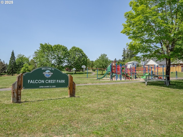 816 SW Chablis Ct, Dundee, OR 97115 - community jungle gym with a lawn