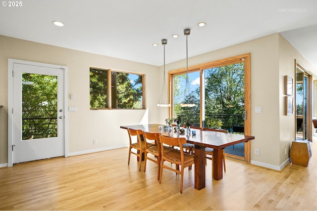 dining space featuring light wood-style floors, baseboards, and recessed lighting