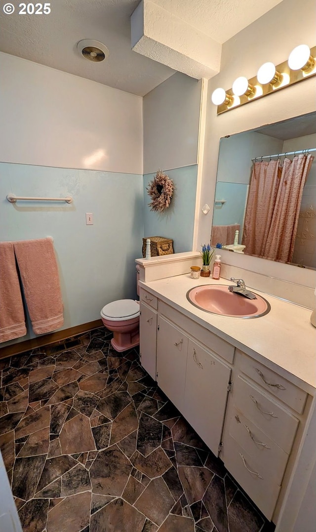 4845 Elizabeth St N, Keizer, OR 97303 - full bath featuring vanity, toilet, and a shower with shower curtain