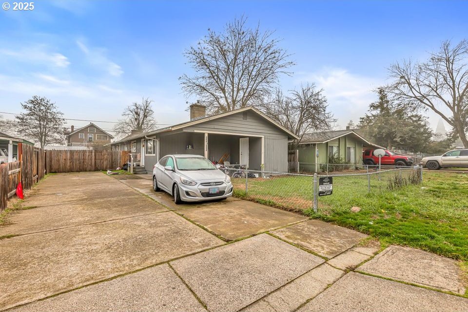 bungalow-style home featuring a front lawn