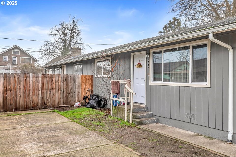 property entrance featuring a patio