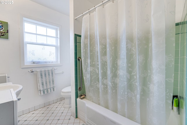 bathroom with toilet, baseboards, shower / bath combo with shower curtain, and vanity