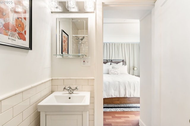 1005 SW Park Ave Unit 607, Portland, OR 97205 - bathroom with wood finished floors, ensuite bathroom, wainscoting, and vanity