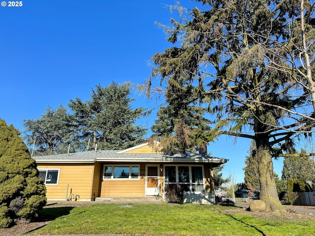 single story home featuring a front yard