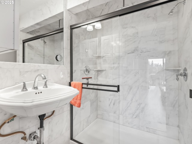 full bath featuring backsplash and a shower stall